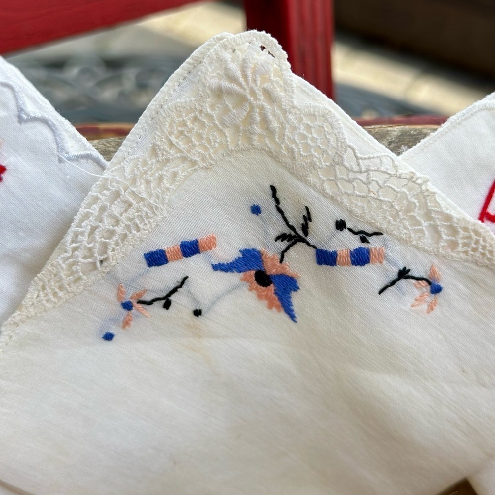 3 Vintage Embroidered Handkerchiefs - Picture 3 of 8